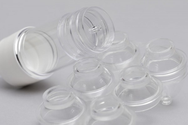 Récipients transparents en plastique à Bornel