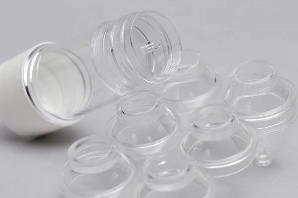 Récipients transparents en plastique à Bornel